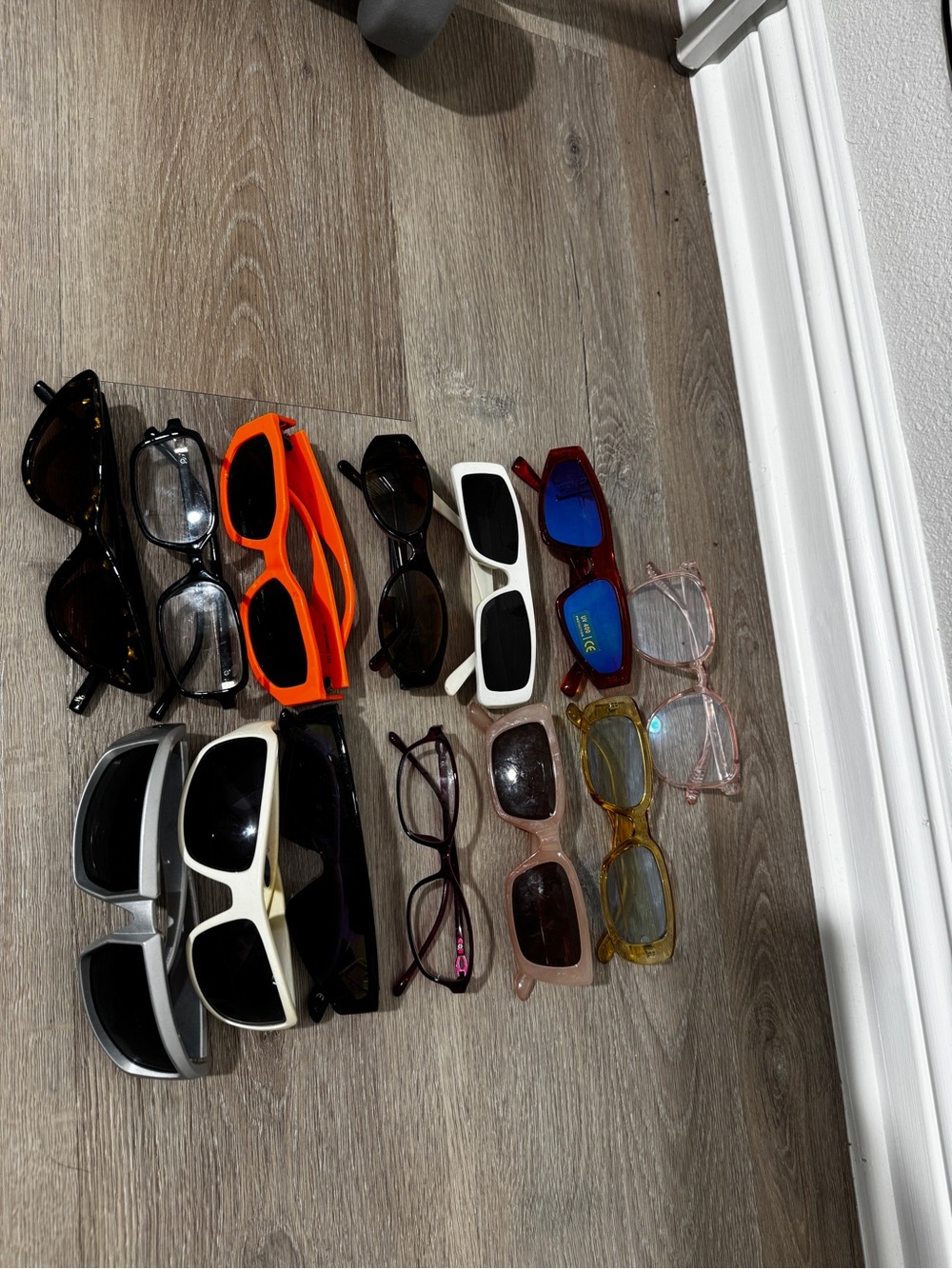 Assorted Sunglasses 13 pairs MuAssorted Sunglasses Lot Multiple Styles & Colors - Picture 2 of 10